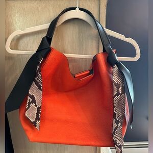 Absolutely stunning leather handbag made in Italy